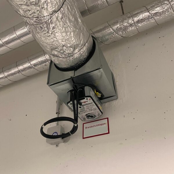 Brandschutzklappe, die in der Küchenabluft eingesetzt werden kann.