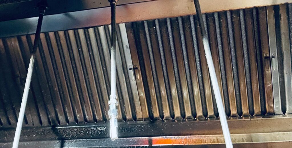 Verschmutzte Fettfangfilter und Selbstlöschanlage in der Küche