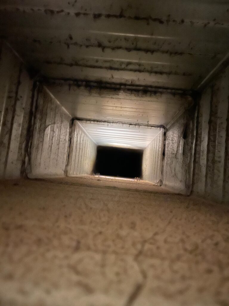 Ein verschmutzter Abluftkanal einer Küchenabluftanlage