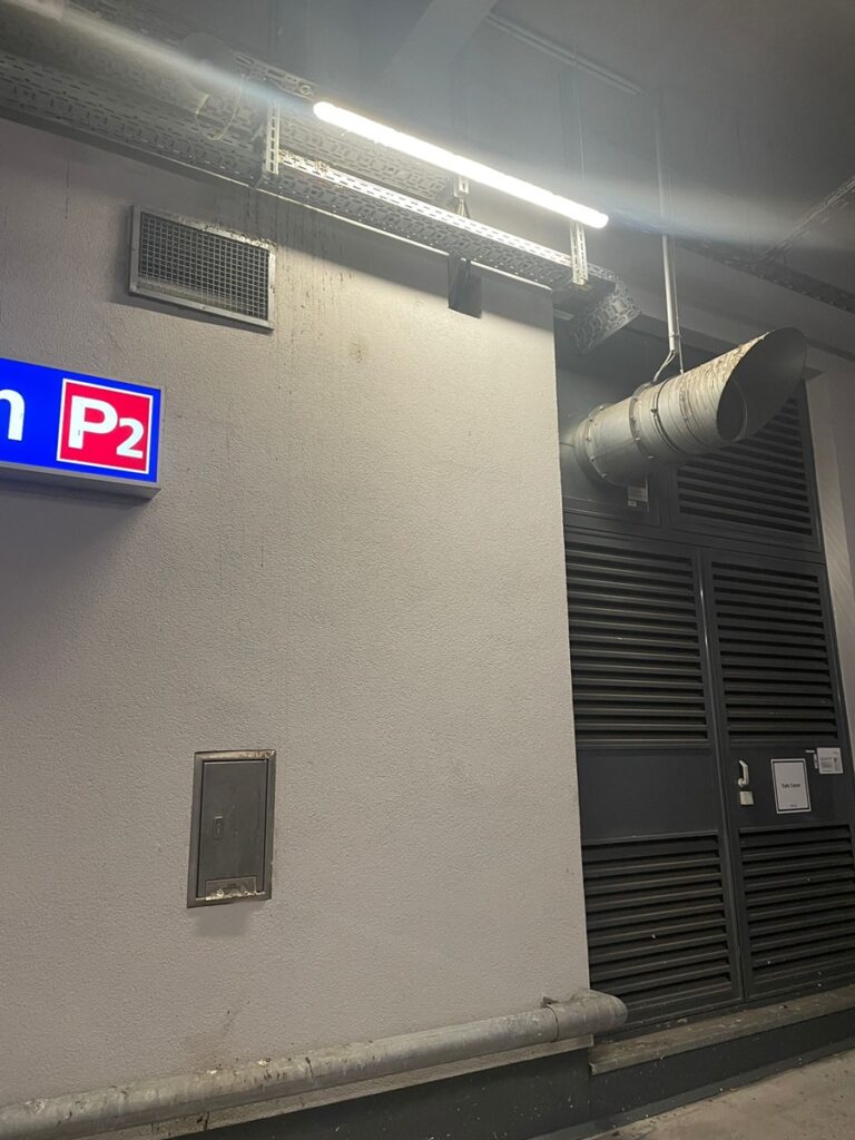 Lueftungsanlage der Kategorie B eines Technikraums im Parkhaus
