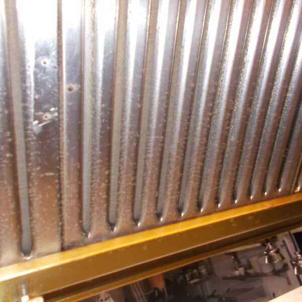 Verschmutzter Fettfangfilter einer Küchenablufthaube