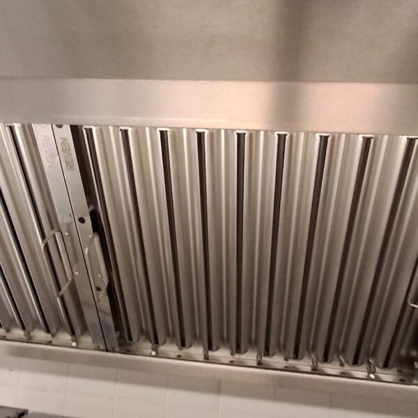 Gereinigte Küchenablufthaube mit Fettfangfiltern