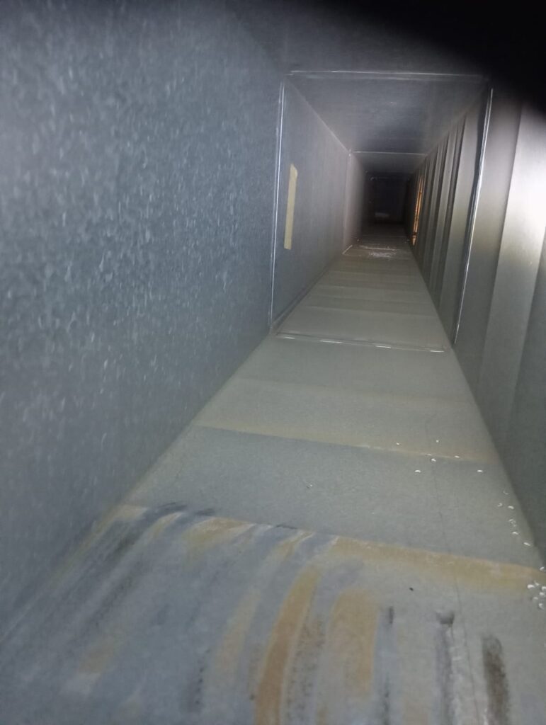 Verschmutzter Lüftungskanal vor der Reinigung