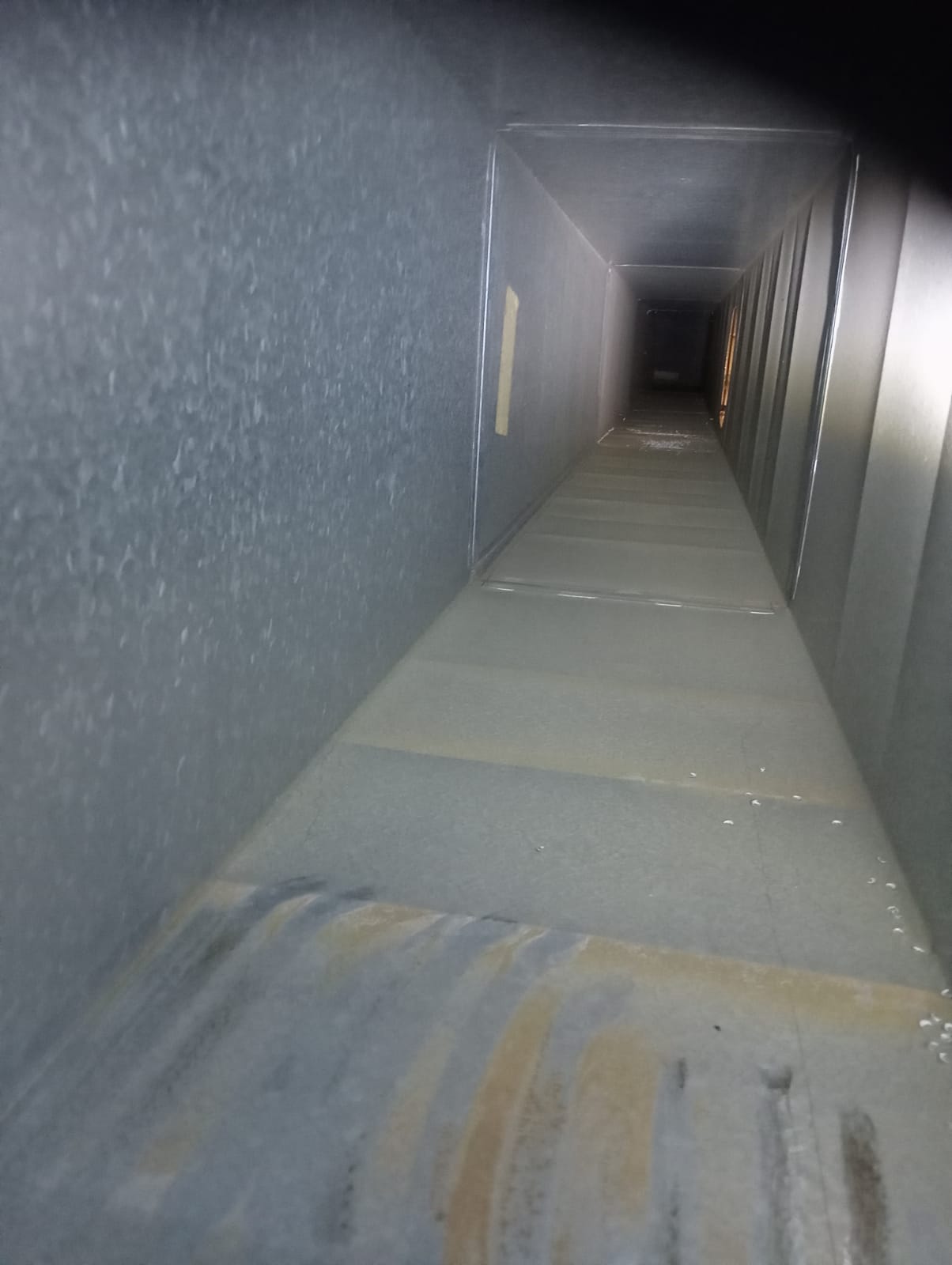 Verschmutzter Lüftungskanal vor der Reinigung