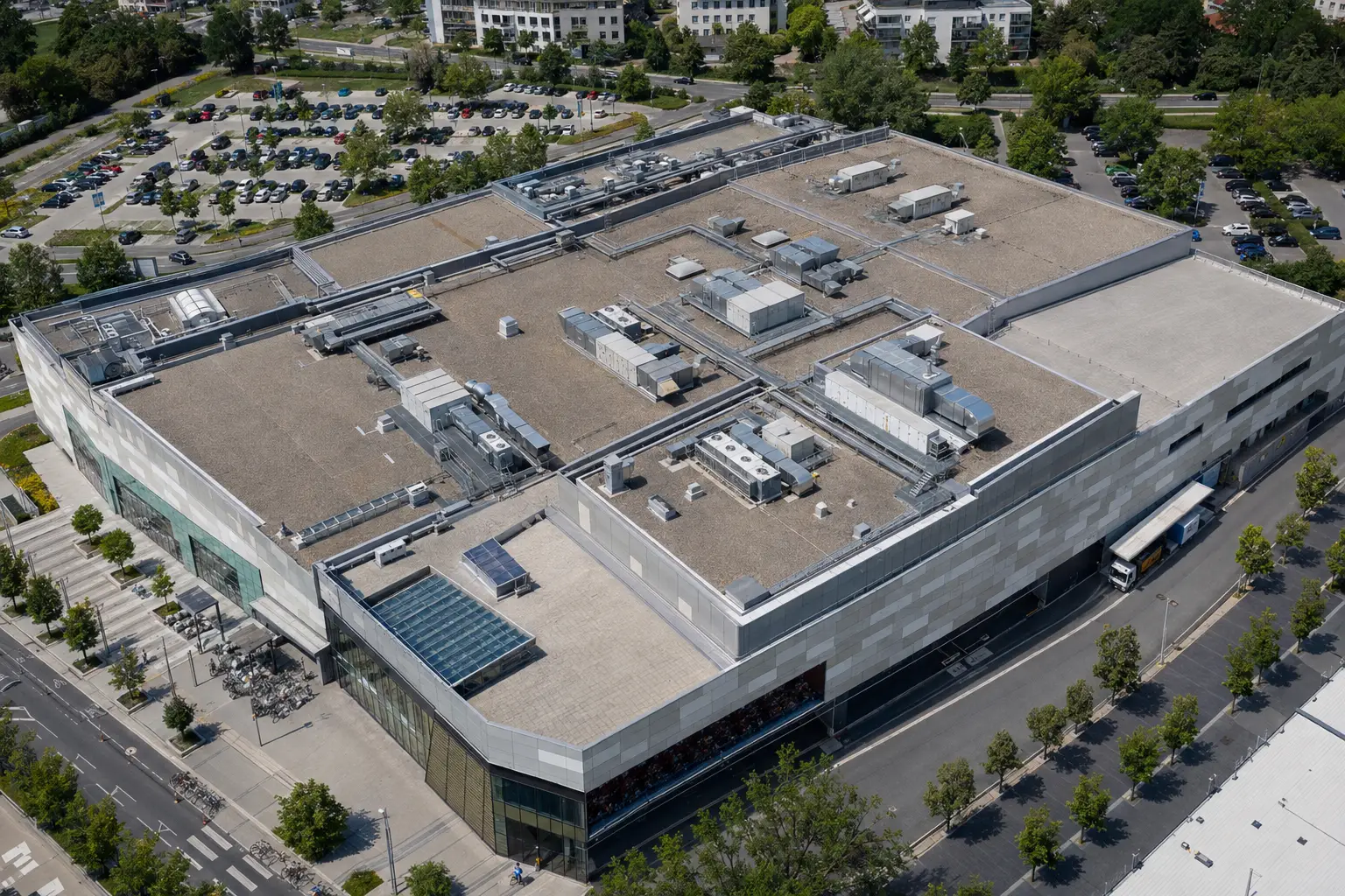 Technischer Objektleiter kontrolliert eine Lüftungsanlage in einer verwalteten Gewerbeimmobilie
