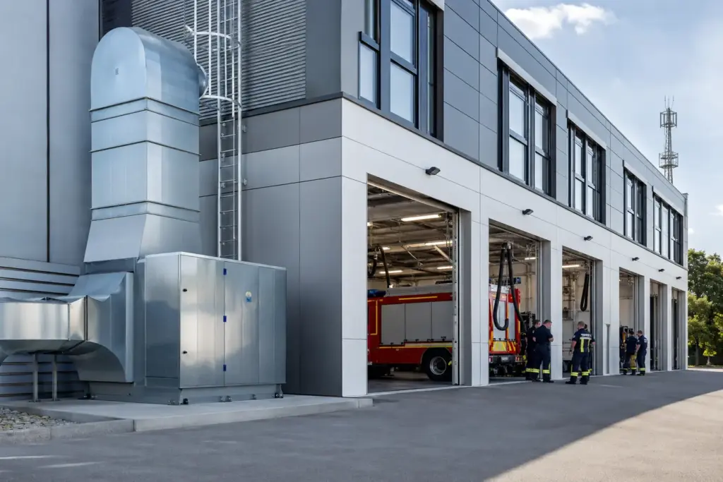 Deutsche Feuerwehrwache mit Fahrzeughalle und technischen Lüftungsanlagen